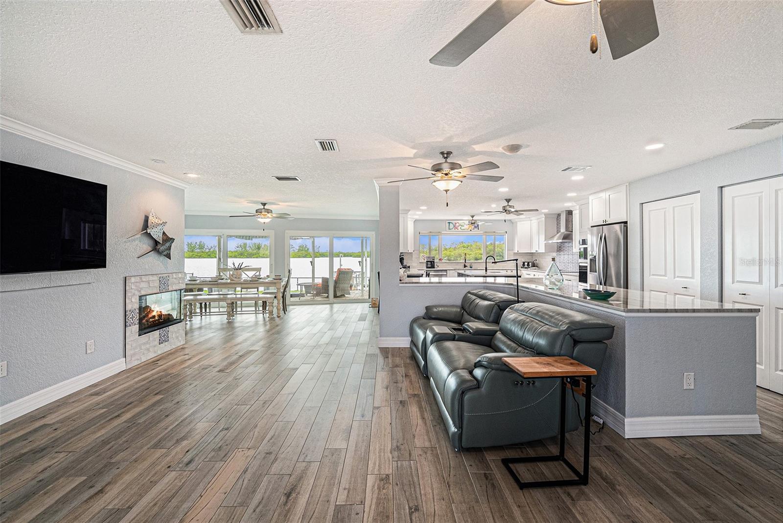 Listing photo id 5 for 5694 Oakhurst Drive