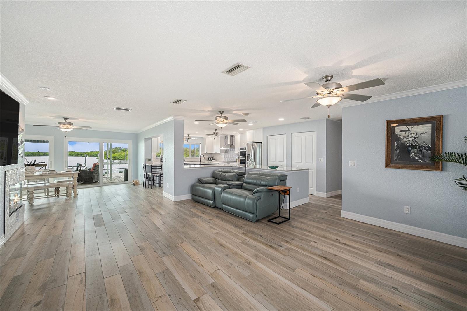 Listing photo id 6 for 5694 Oakhurst Drive