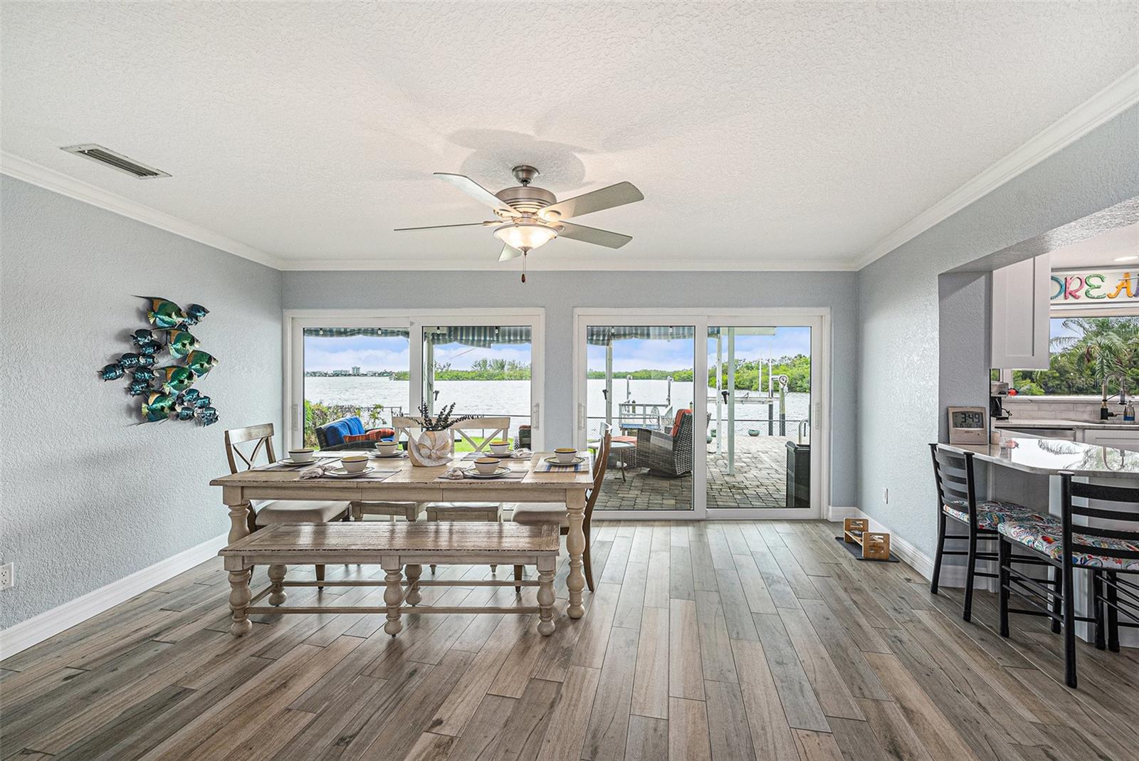 Listing photo id 7 for 5694 Oakhurst Drive