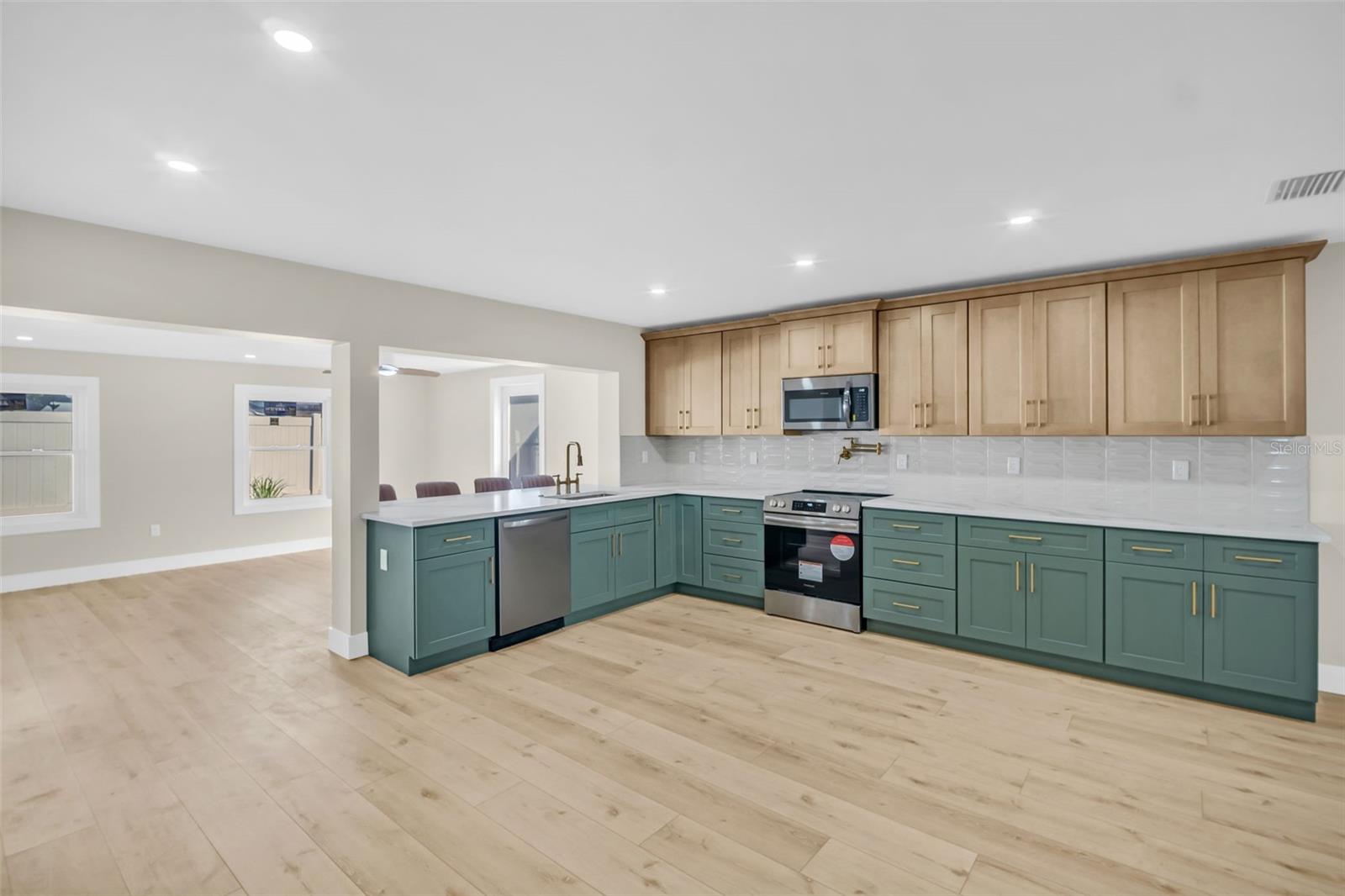 Image 4 of 47 For 2520 Southpointe Drive