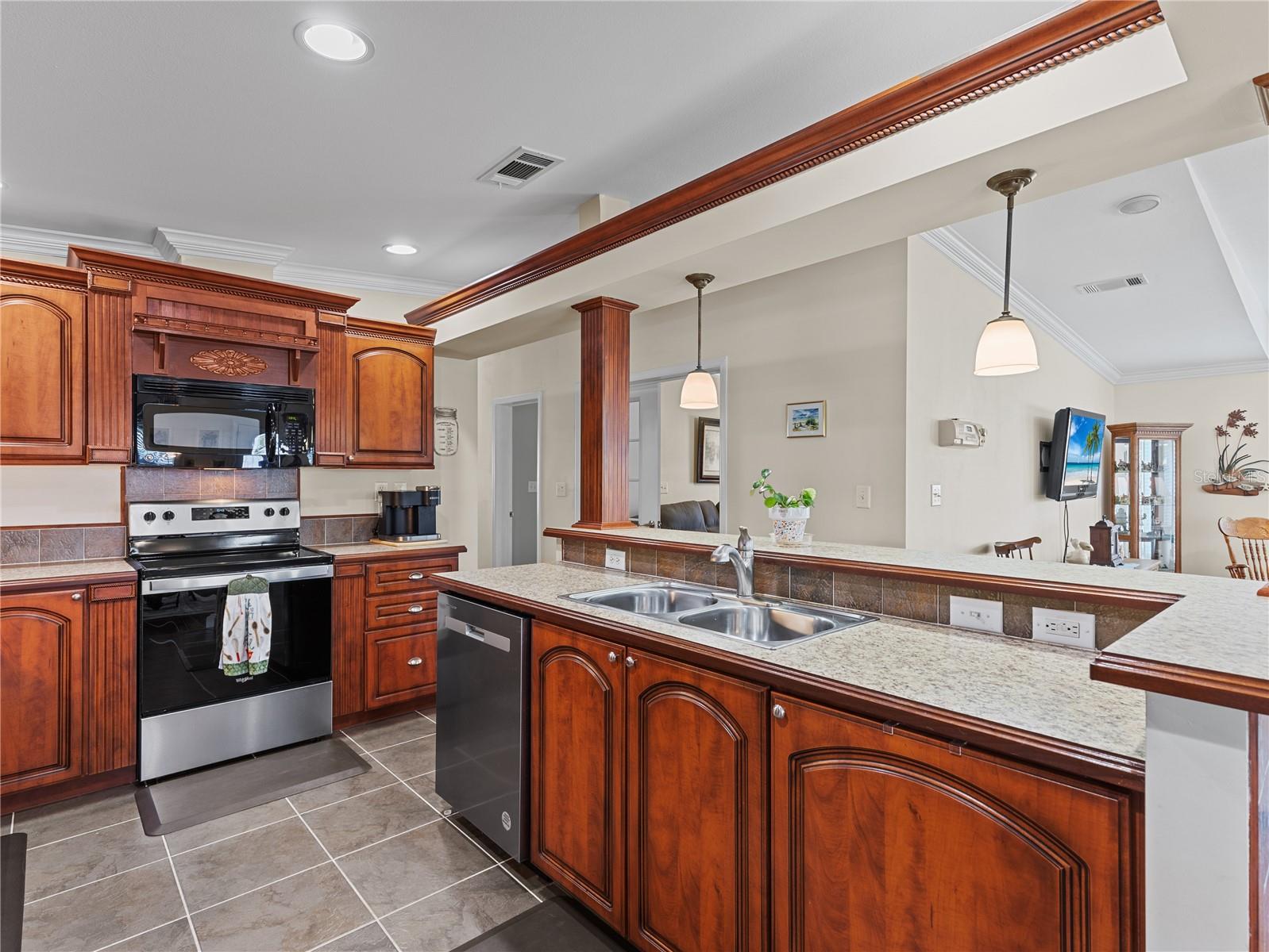 Image 3 of 54 For 10054 Collingwood Avenue