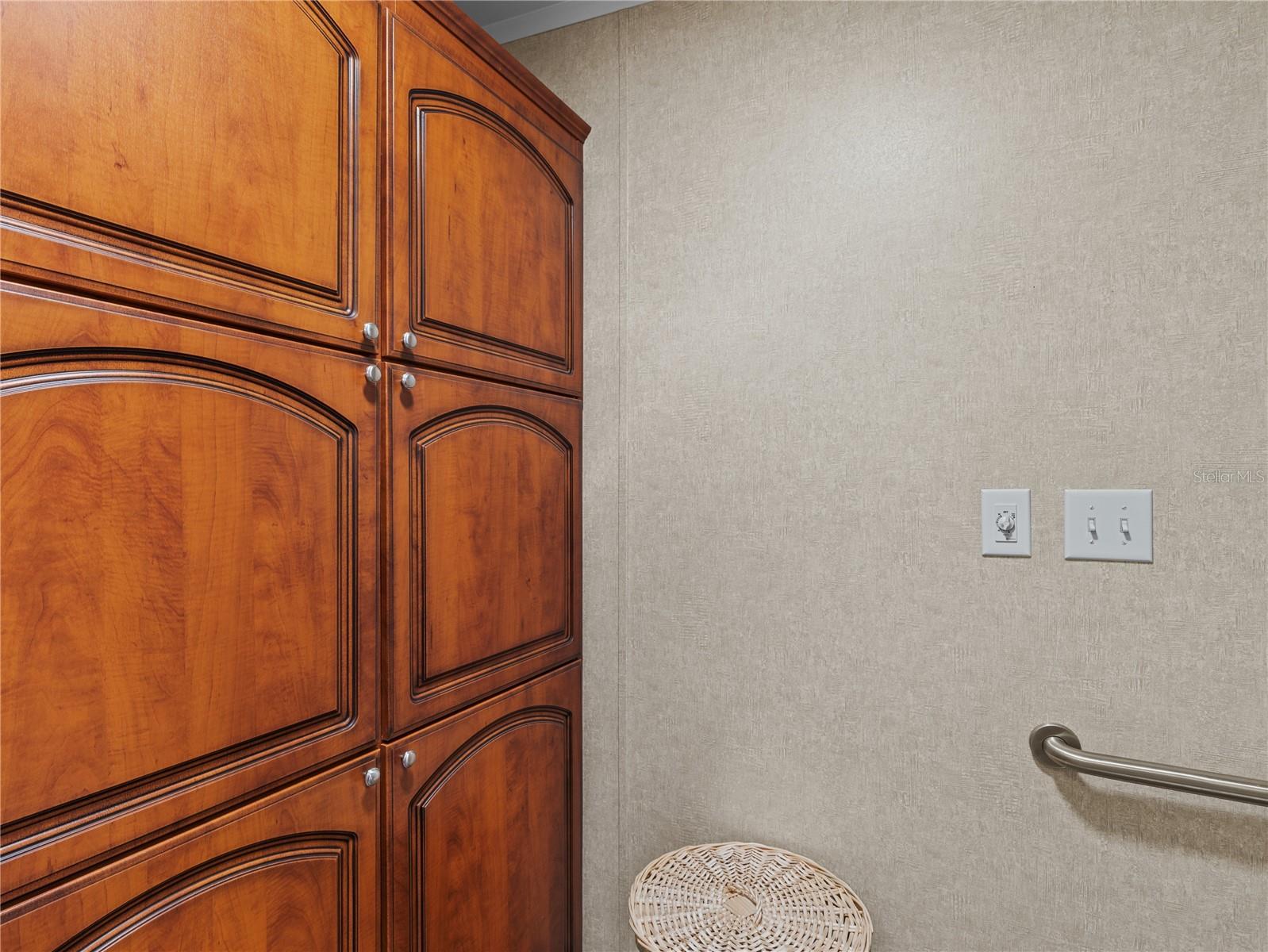 Image 39 of 54 For 10054 Collingwood Avenue