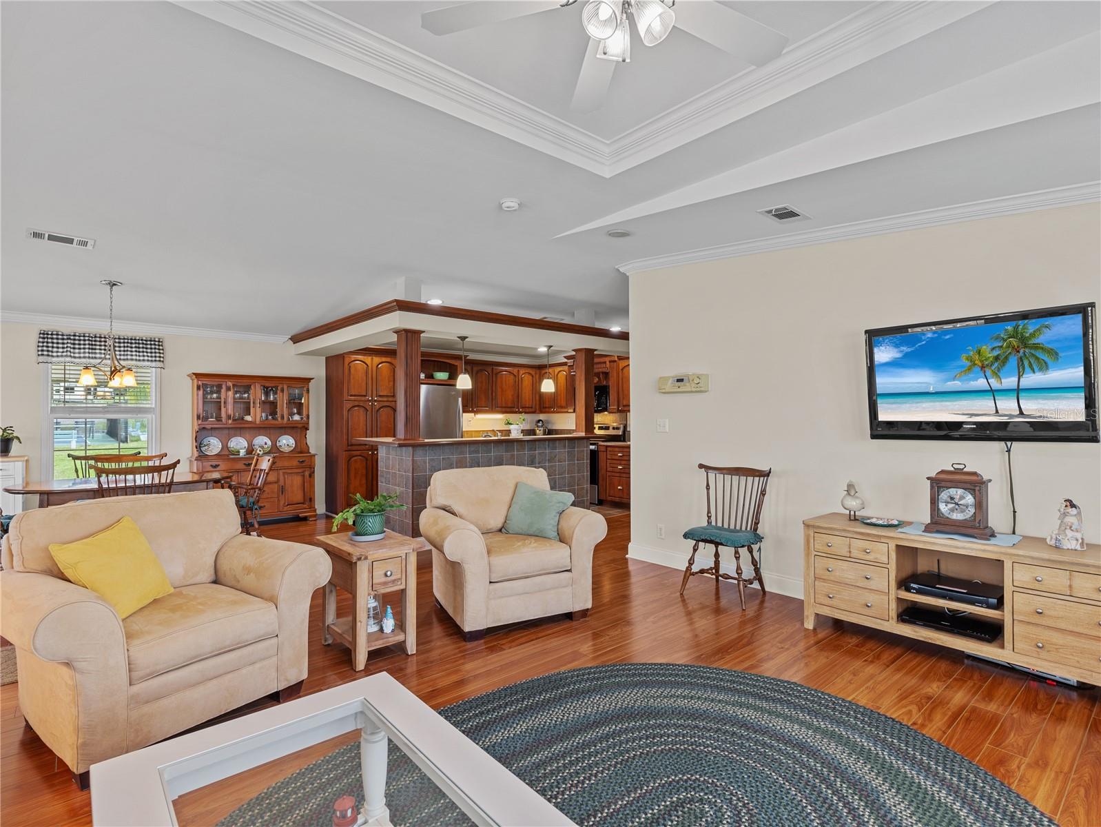 Image 4 of 54 For 10054 Collingwood Avenue