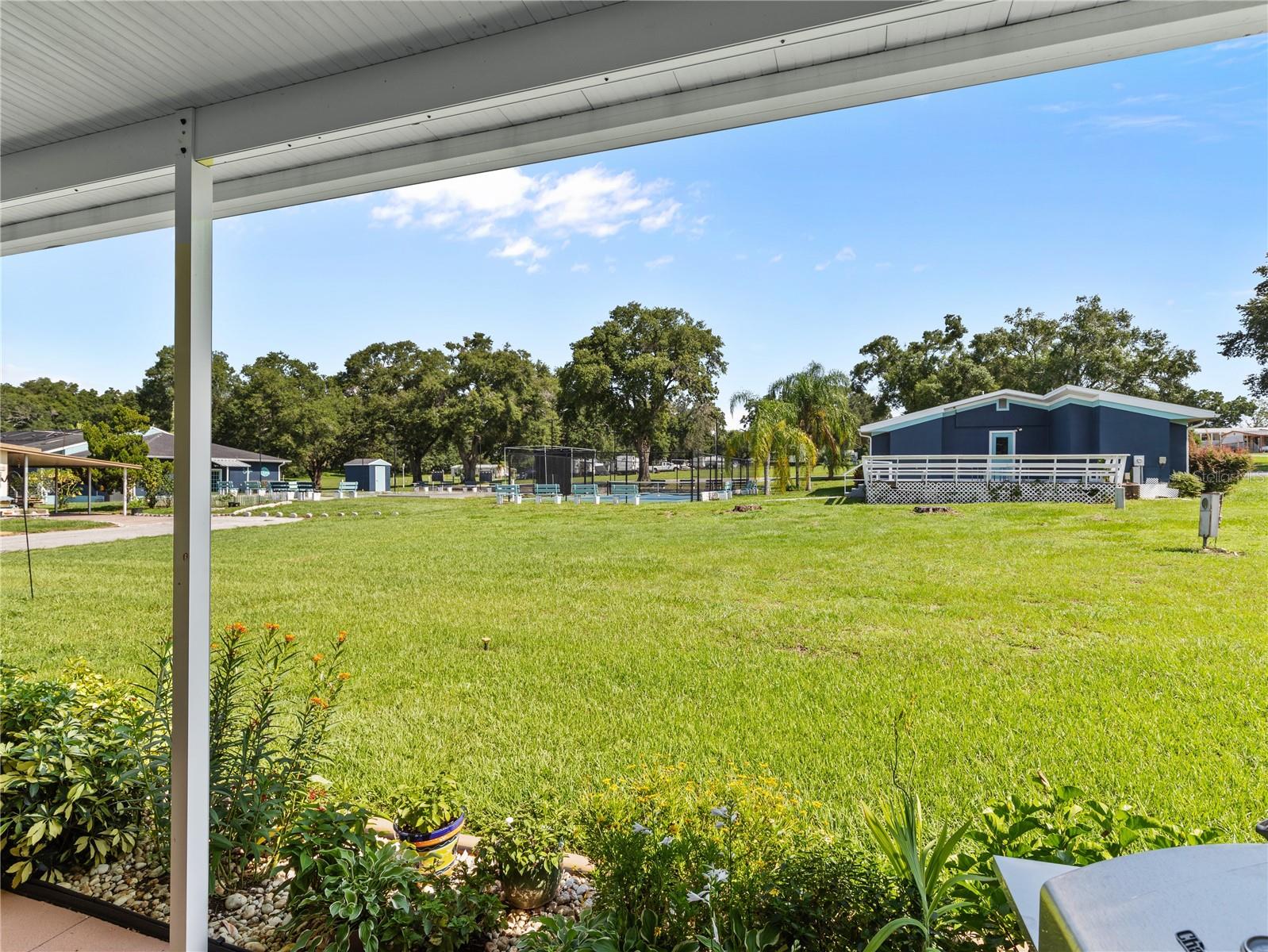 Image 5 of 54 For 10054 Collingwood Avenue