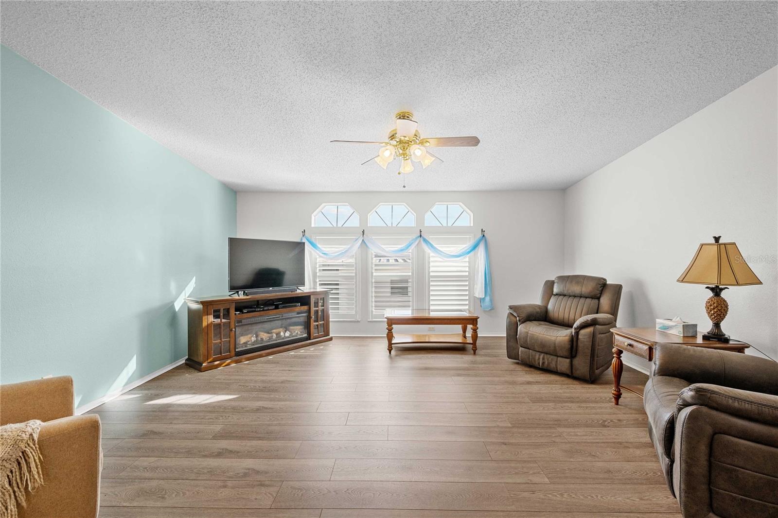 Image 13 of 43 For 37510 New Horizons Boulevard