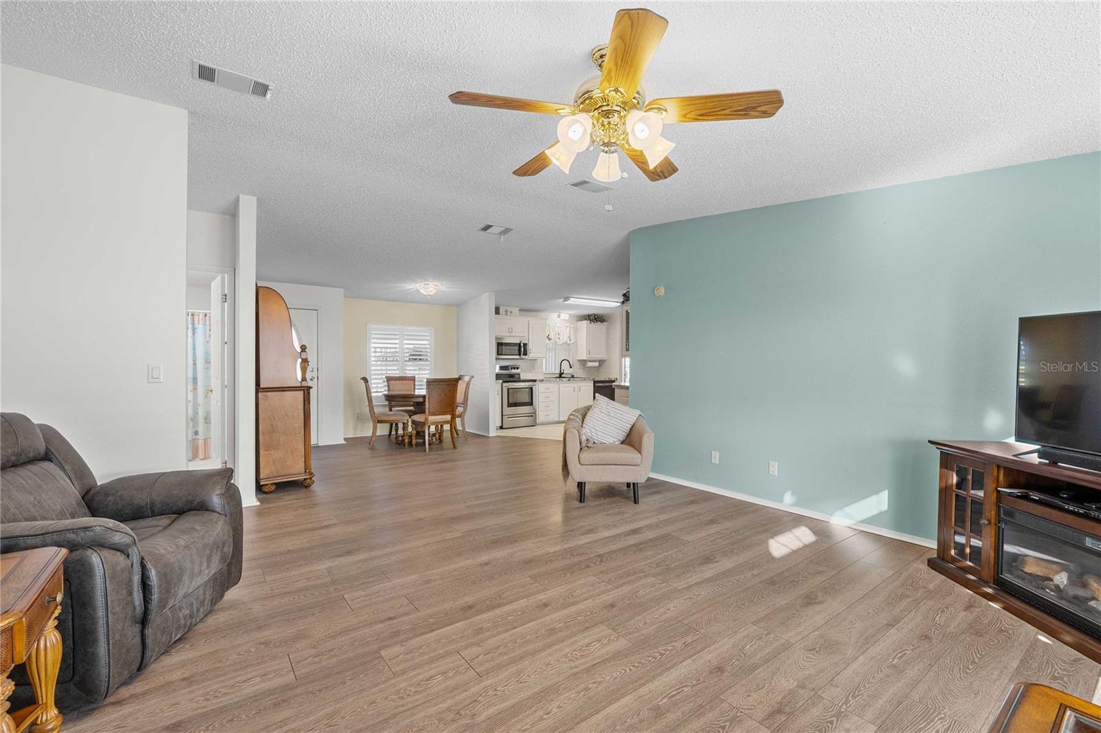 Image 14 of 43 For 37510 New Horizons Boulevard