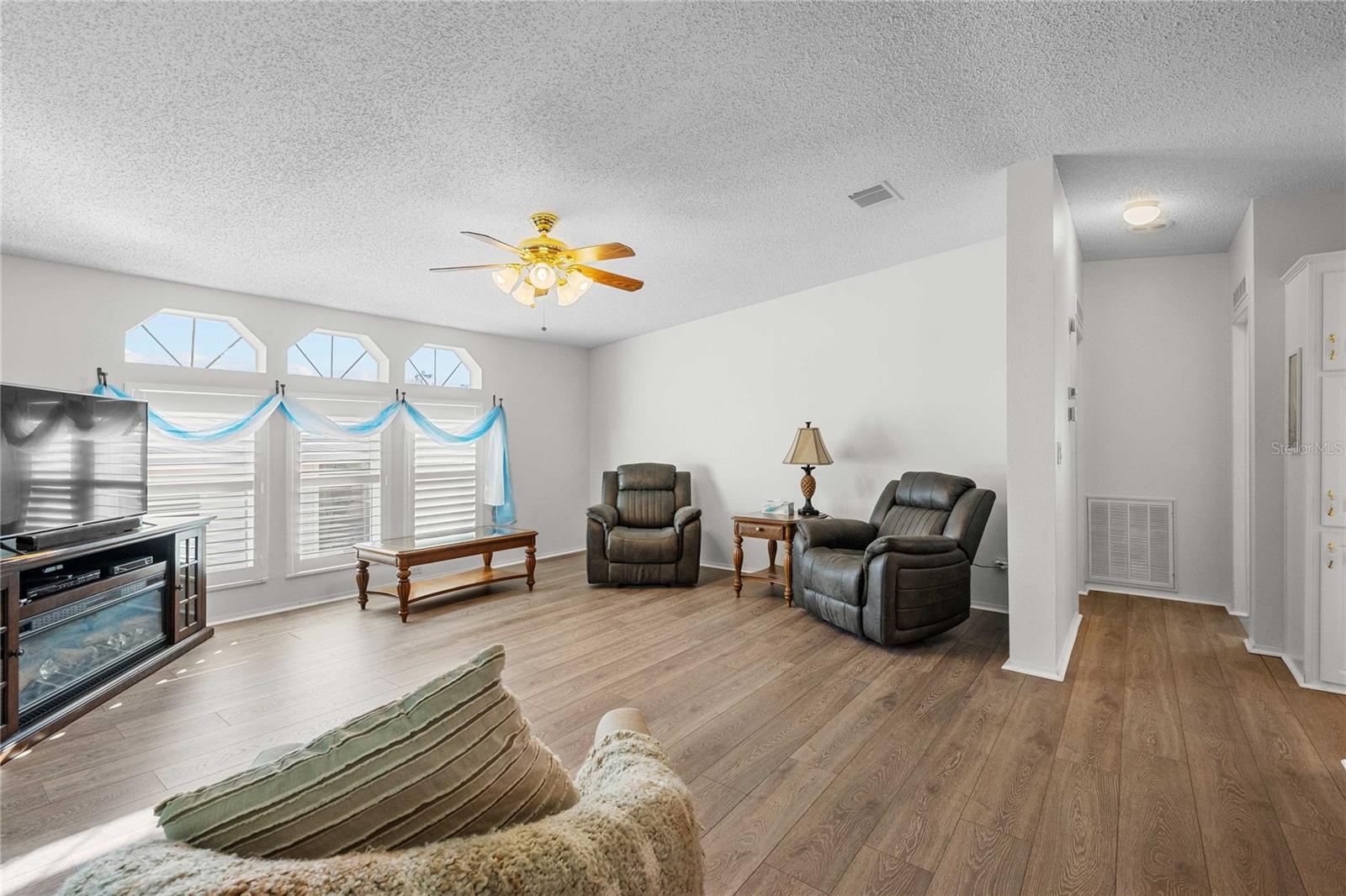 Image 15 of 43 For 37510 New Horizons Boulevard