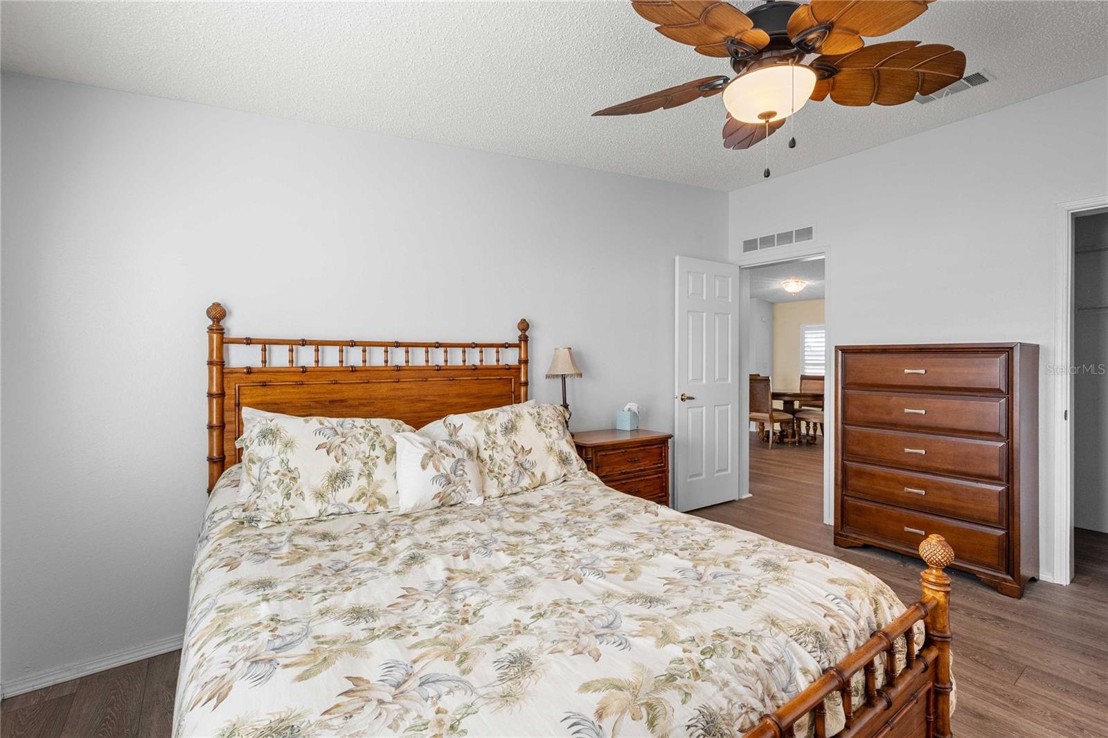 Image 18 of 43 For 37510 New Horizons Boulevard