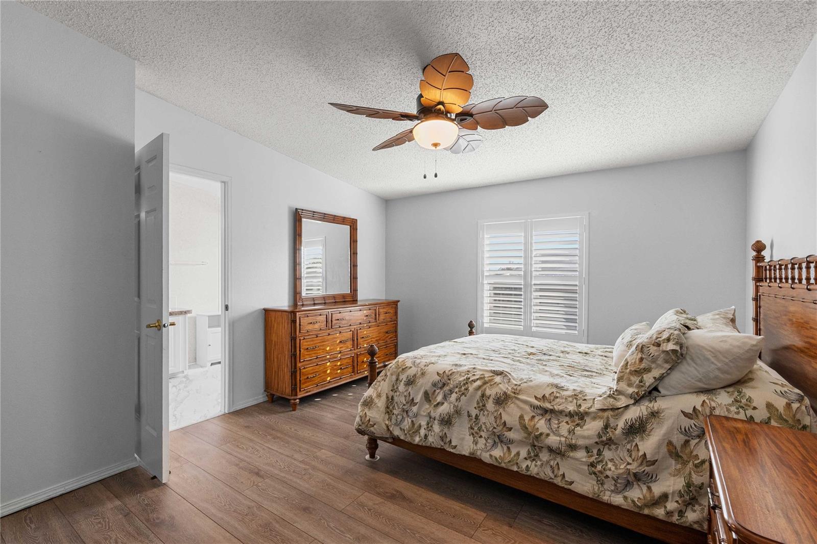 Image 19 of 43 For 37510 New Horizons Boulevard