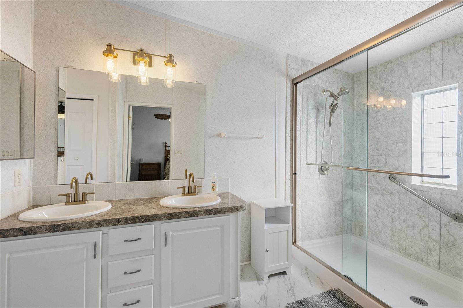 Image 21 of 43 For 37510 New Horizons Boulevard