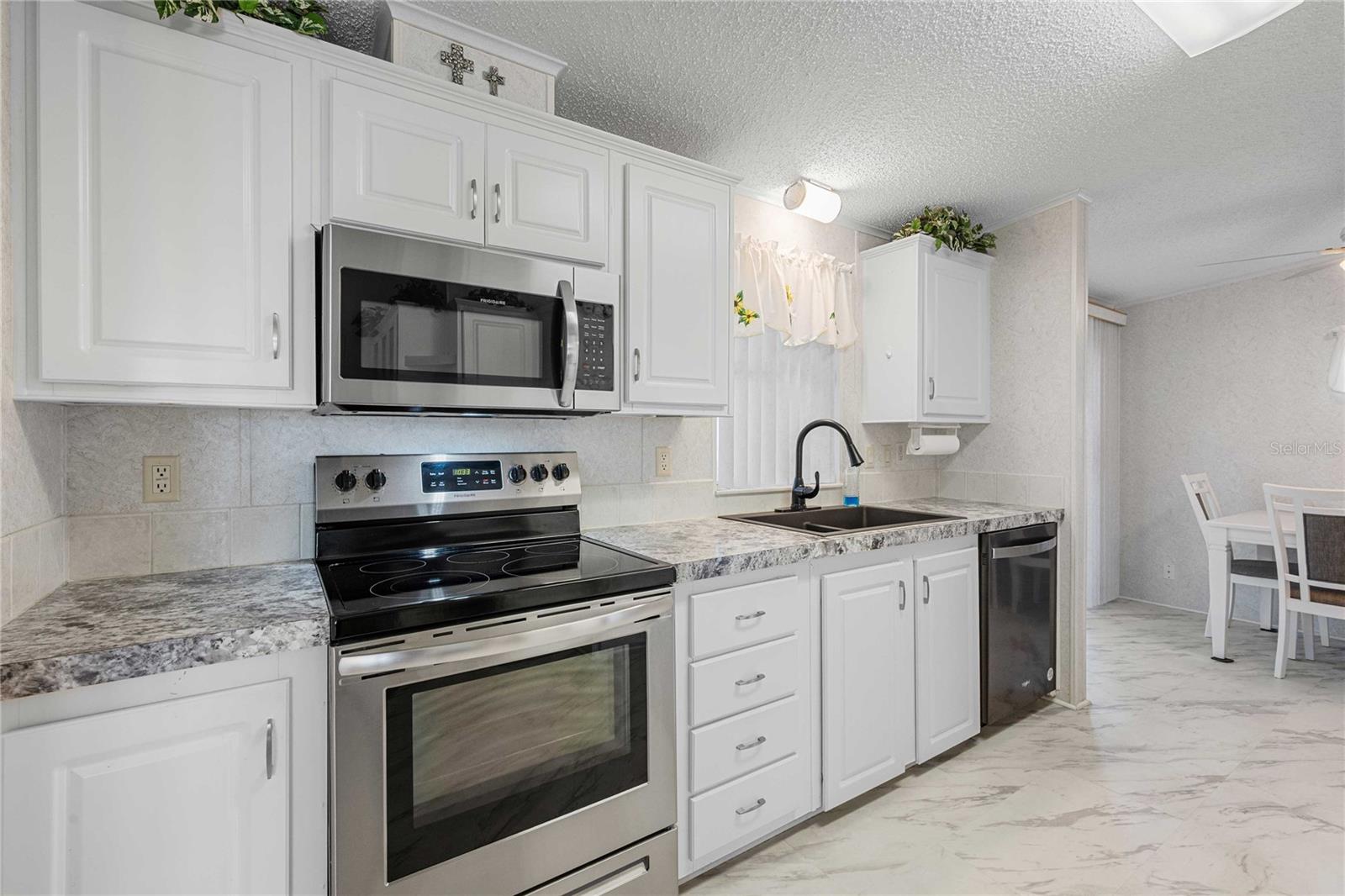 Image 8 of 43 For 37510 New Horizons Boulevard