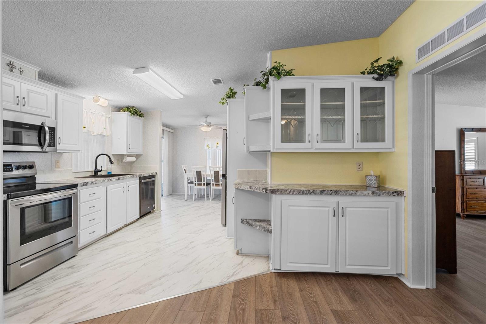 Image 9 of 43 For 37510 New Horizons Boulevard