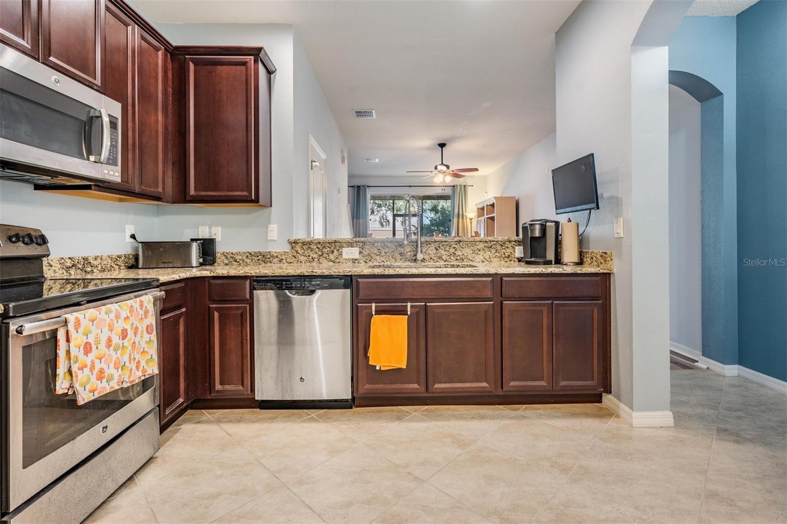 Listing photo id 8 for 2106 Lennox Dale Lane