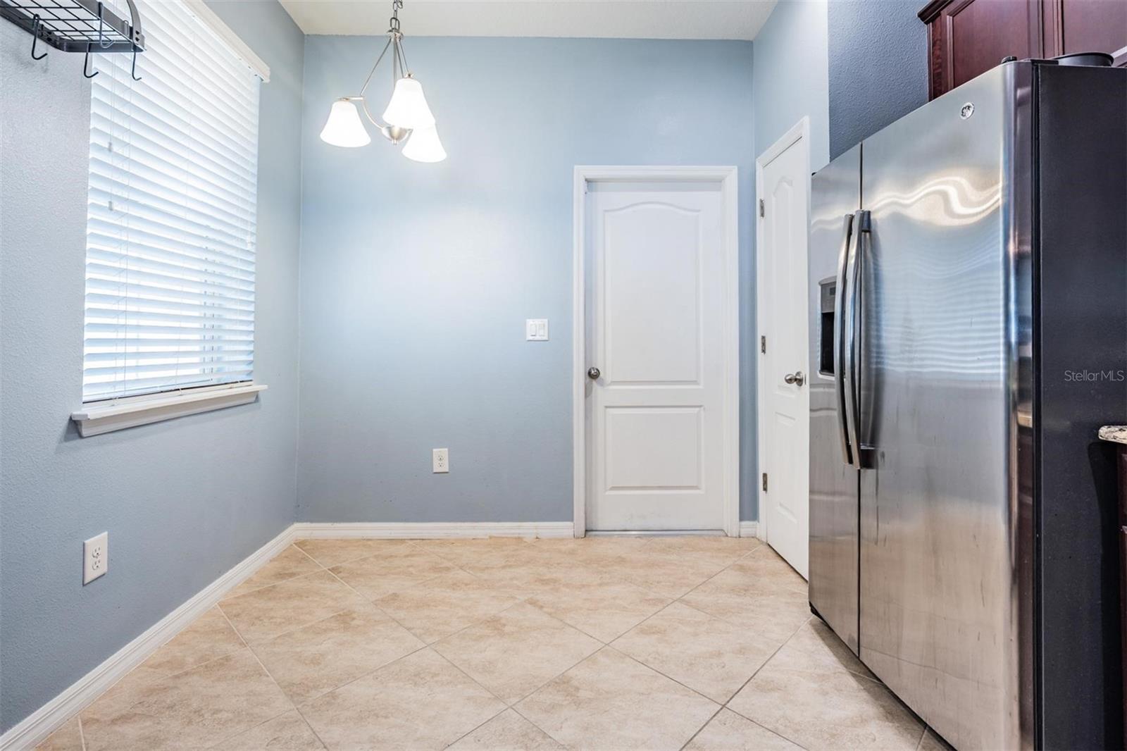 Listing photo id 9 for 2106 Lennox Dale Lane