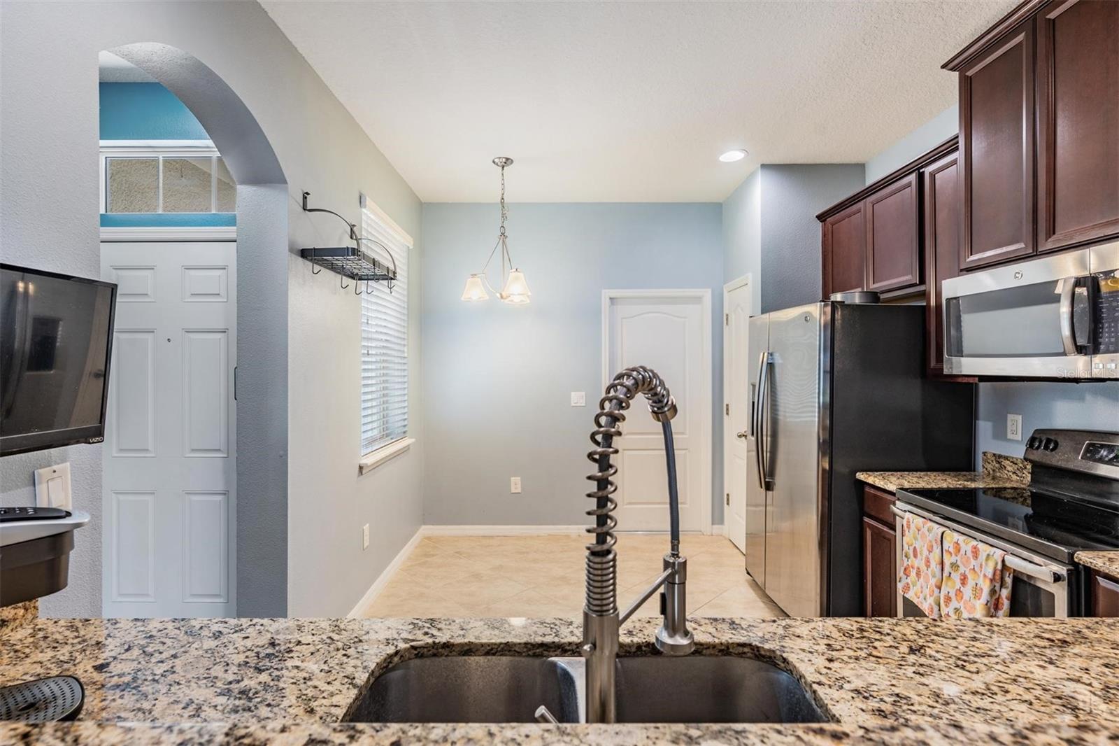 Listing photo id 10 for 2106 Lennox Dale Lane