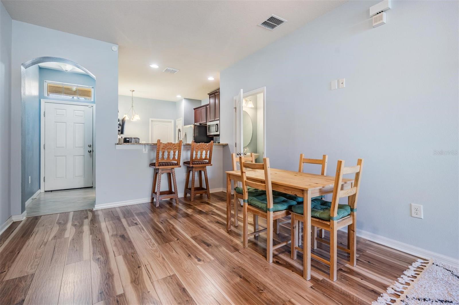 Listing photo id 11 for 2106 Lennox Dale Lane