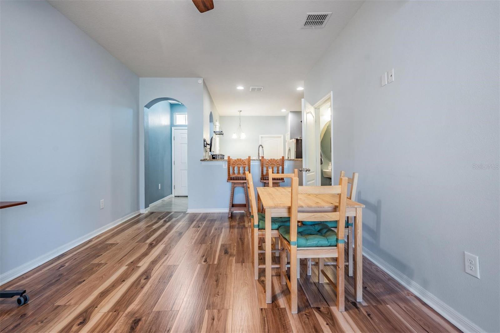 Listing photo id 13 for 2106 Lennox Dale Lane