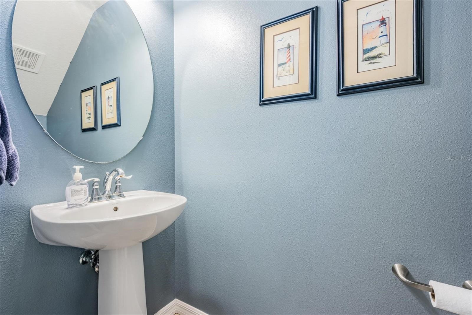 Listing photo id 14 for 2106 Lennox Dale Lane