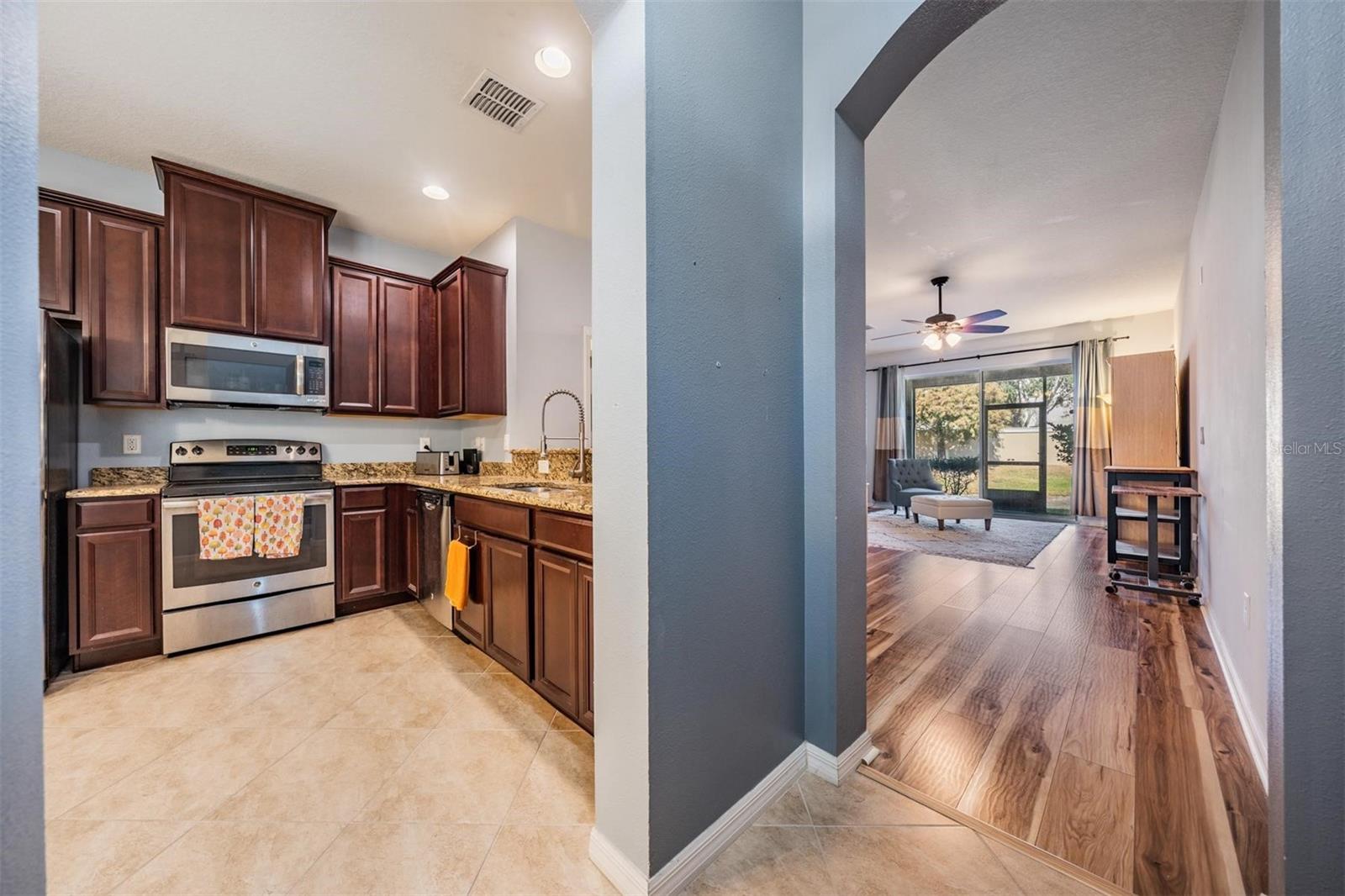 Listing photo id 5 for 2106 Lennox Dale Lane