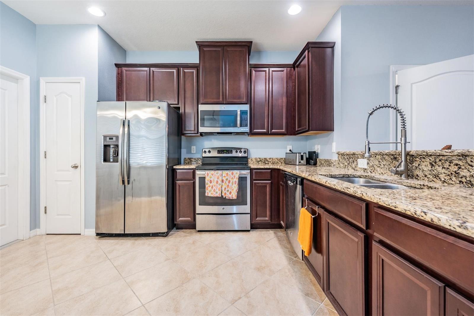 Listing photo id 6 for 2106 Lennox Dale Lane