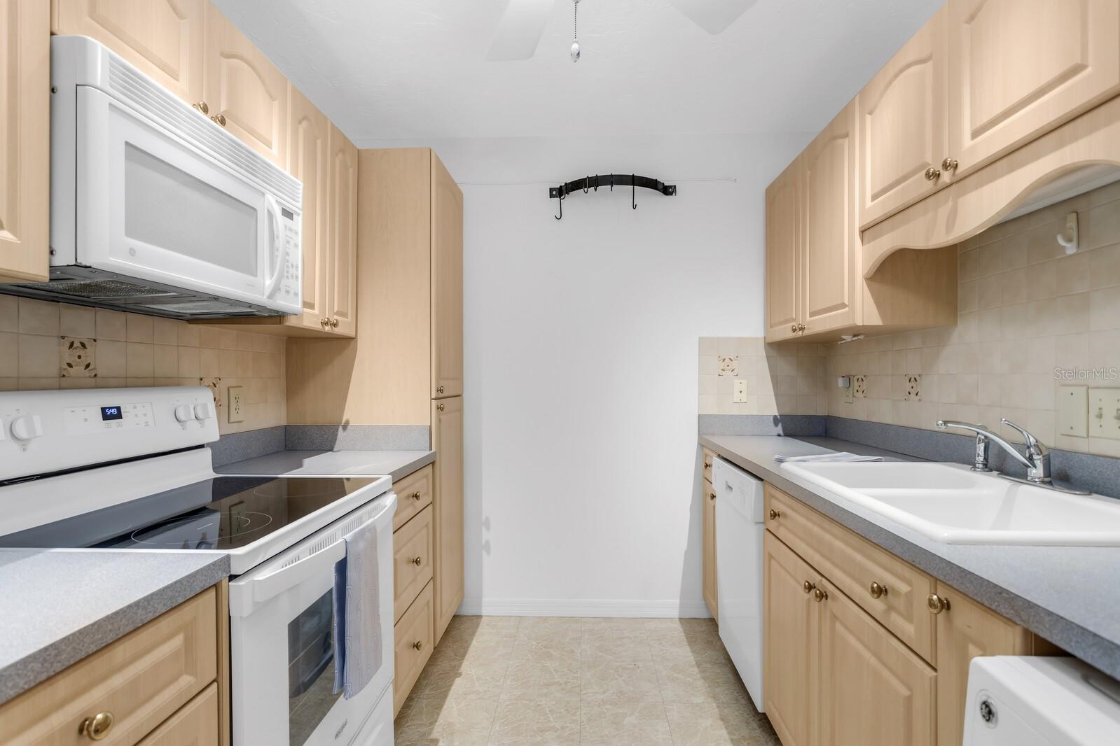 Image 12 of 54 For 3211 Swann Avenue 204