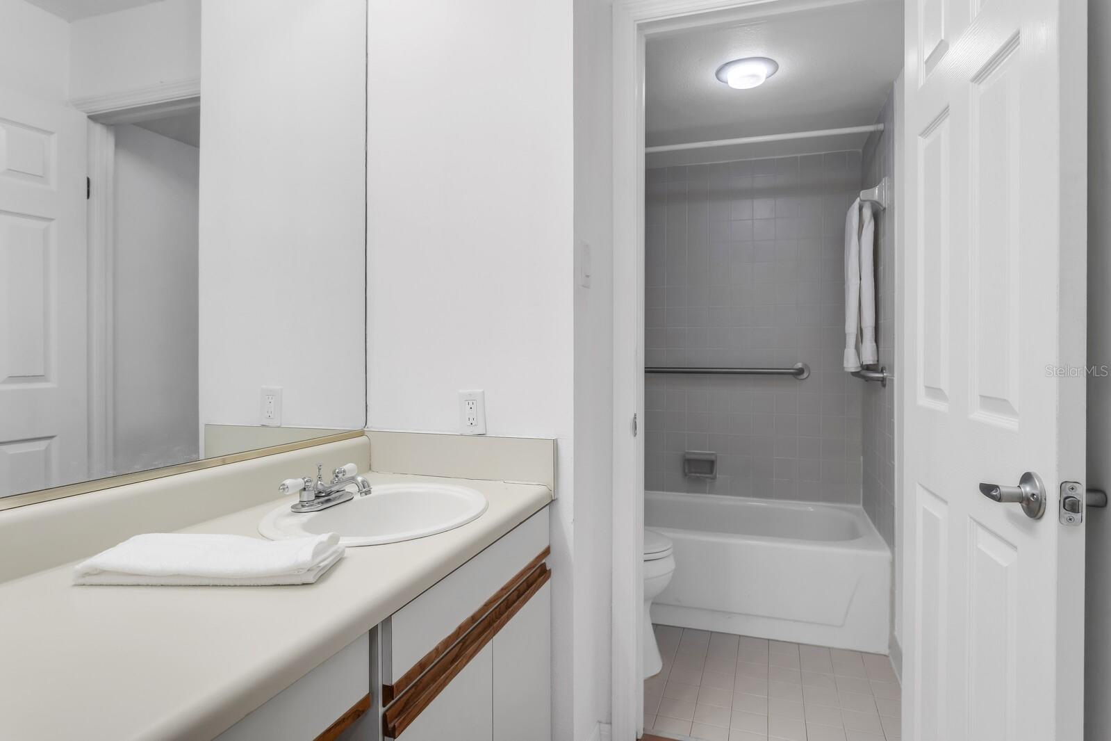 Image 22 of 54 For 3211 Swann Avenue 204