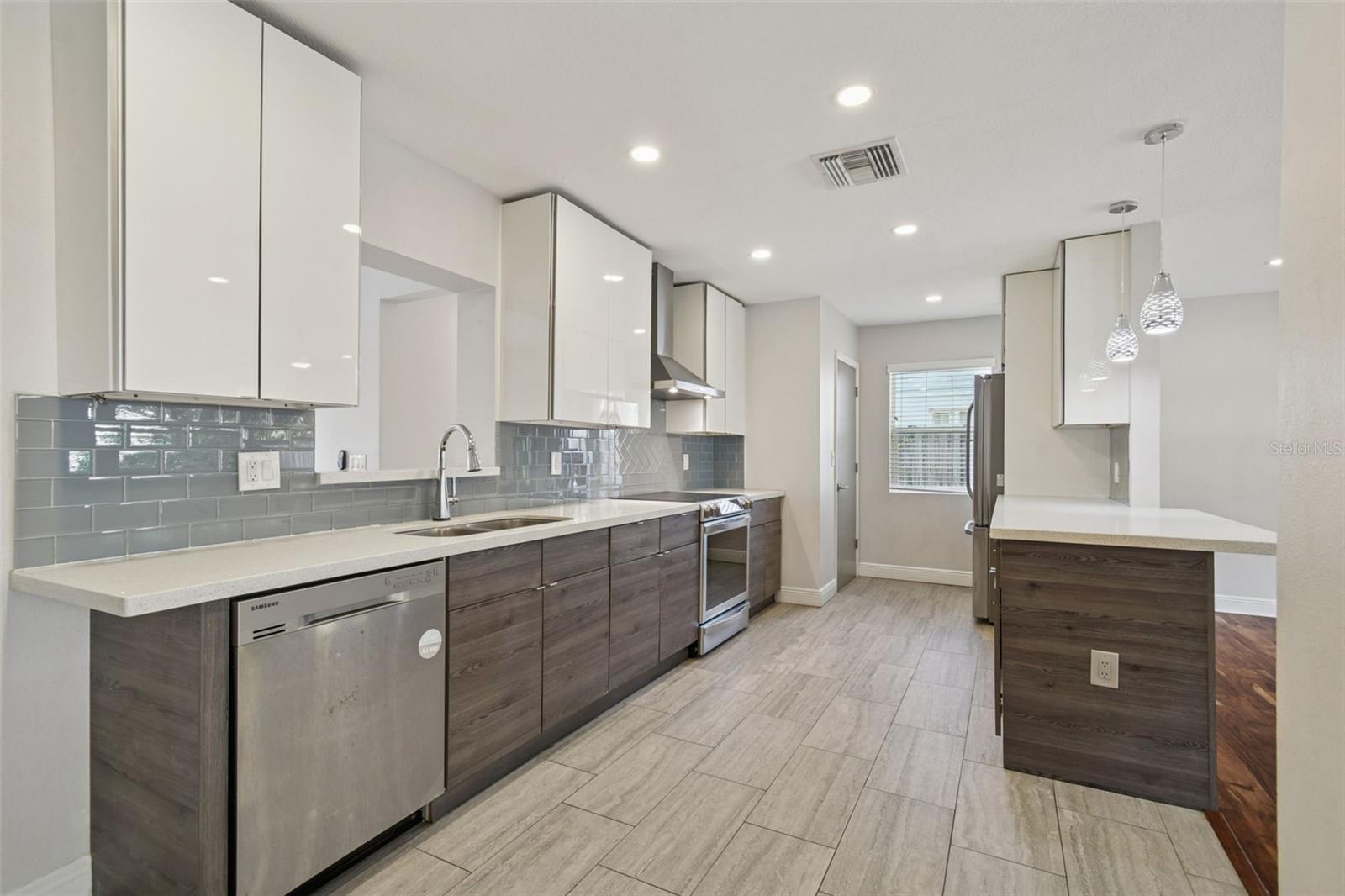 Image 2 of 71 For 1207 Crawford Street