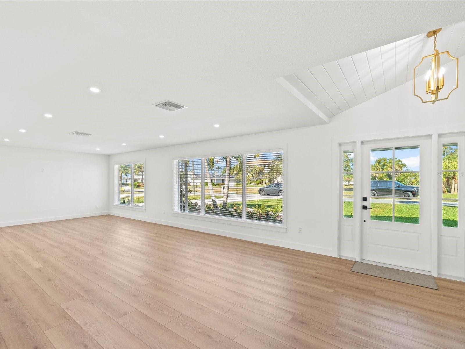 Image 6 of 60 For 819 Jacaranda Drive