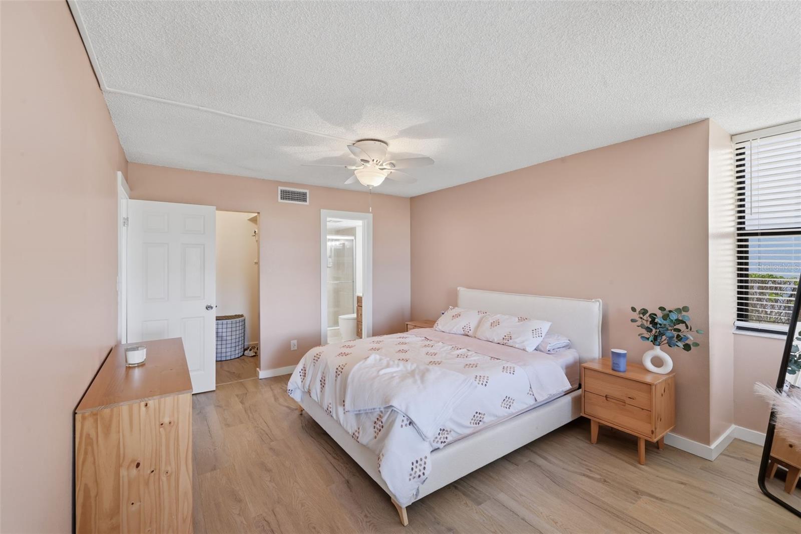 Image 17 of 31 For 2017 Skimmer Court W 411