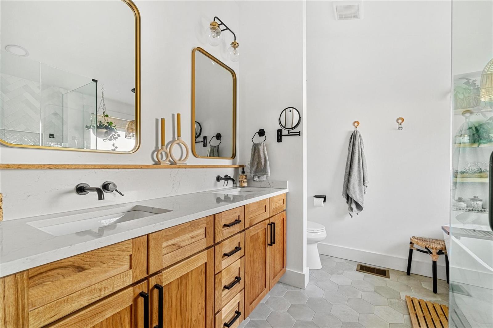 Image 29 of 47 For 2101 Burlington Avenue N