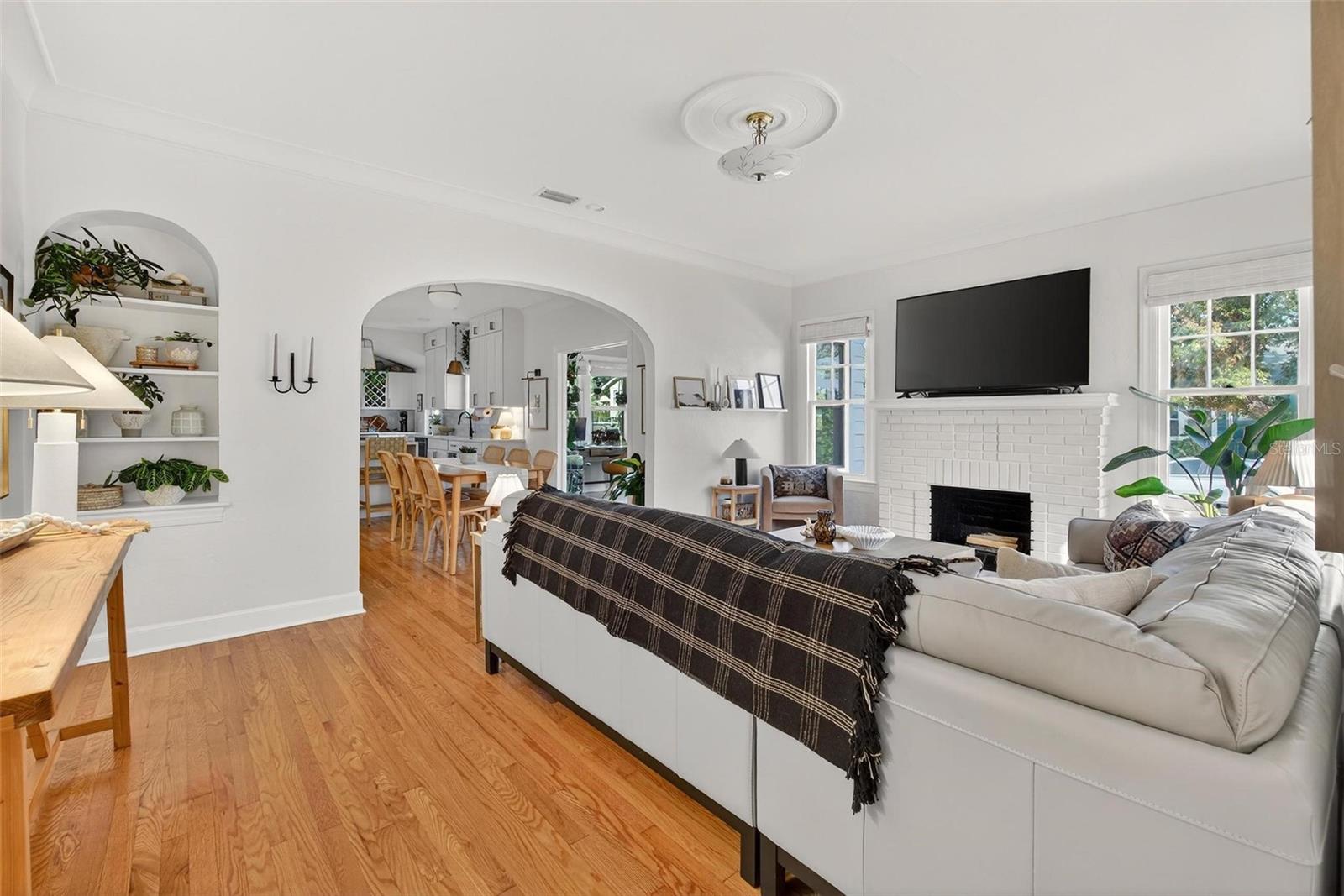 Image 7 of 47 For 2101 Burlington Avenue N