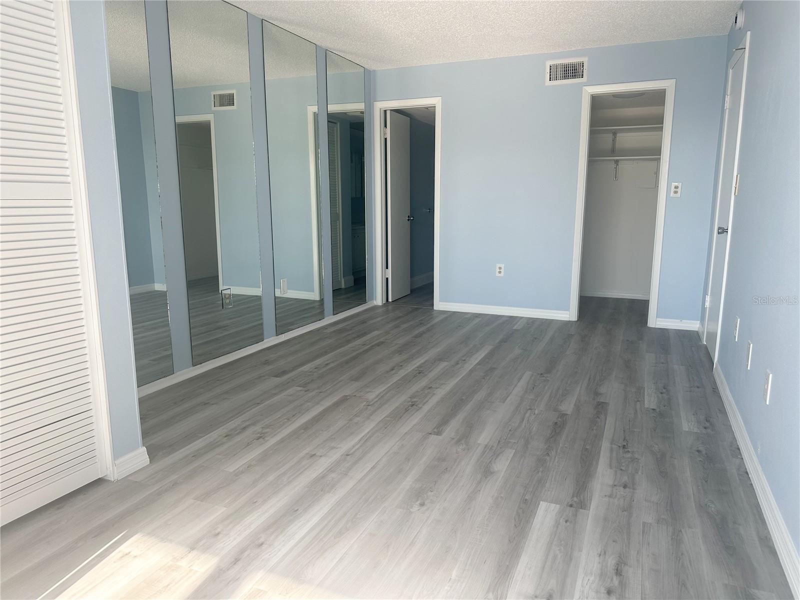 Image 9 of 25 For 4525 Cove Circle 304