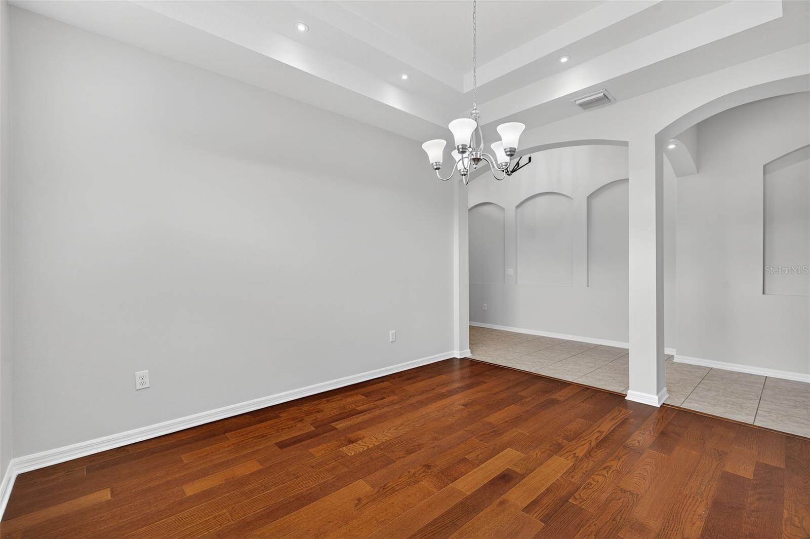 Image 11 of 99 For 8437 White Poplar Drive