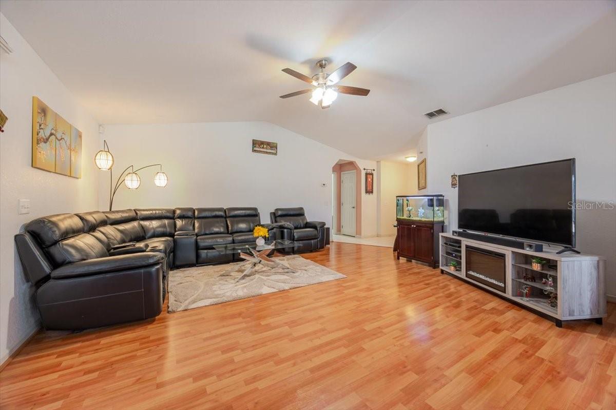 Image 4 of 28 For 366 Glenridge Loop