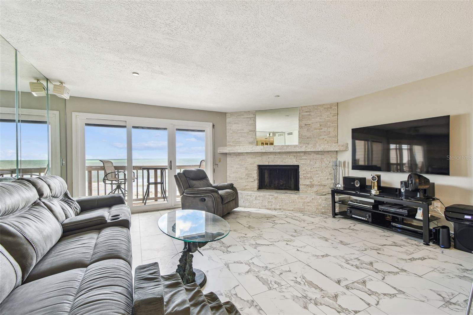 Image 13 of 87 For 19010 Gulf Boulevard 203