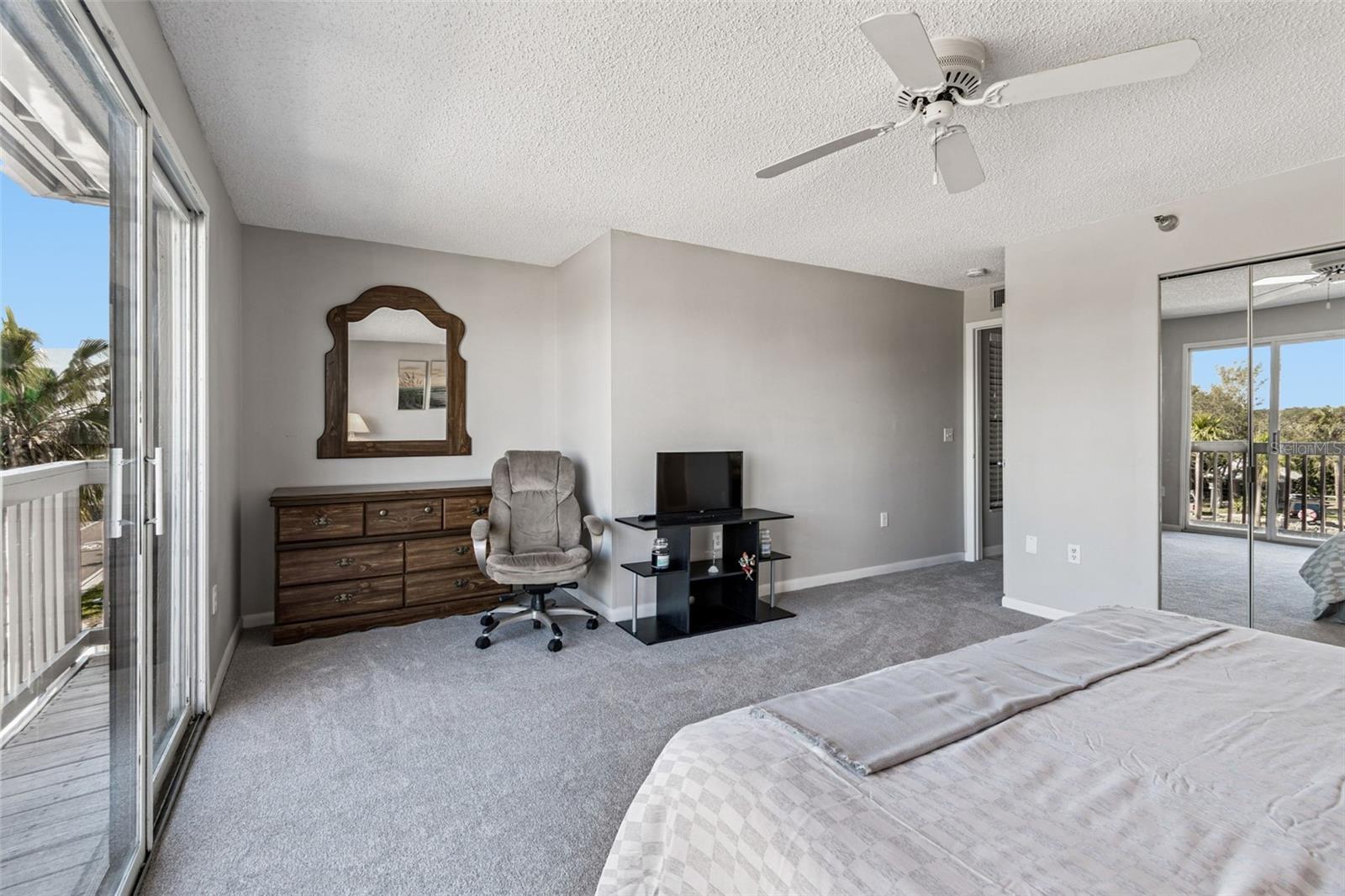 Image 34 of 87 For 19010 Gulf Boulevard 203