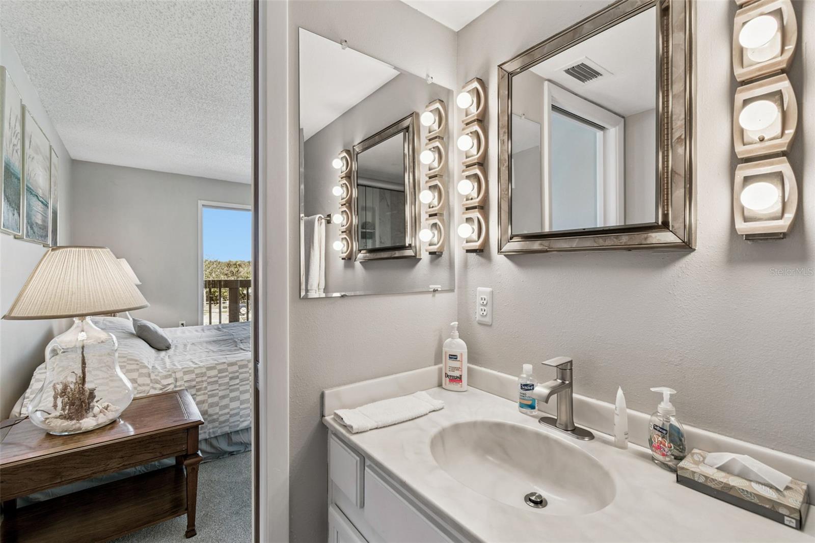 Image 52 of 87 For 19010 Gulf Boulevard 203