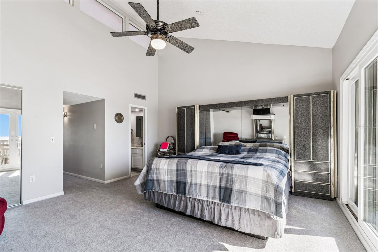 Image 56 of 87 For 19010 Gulf Boulevard 203