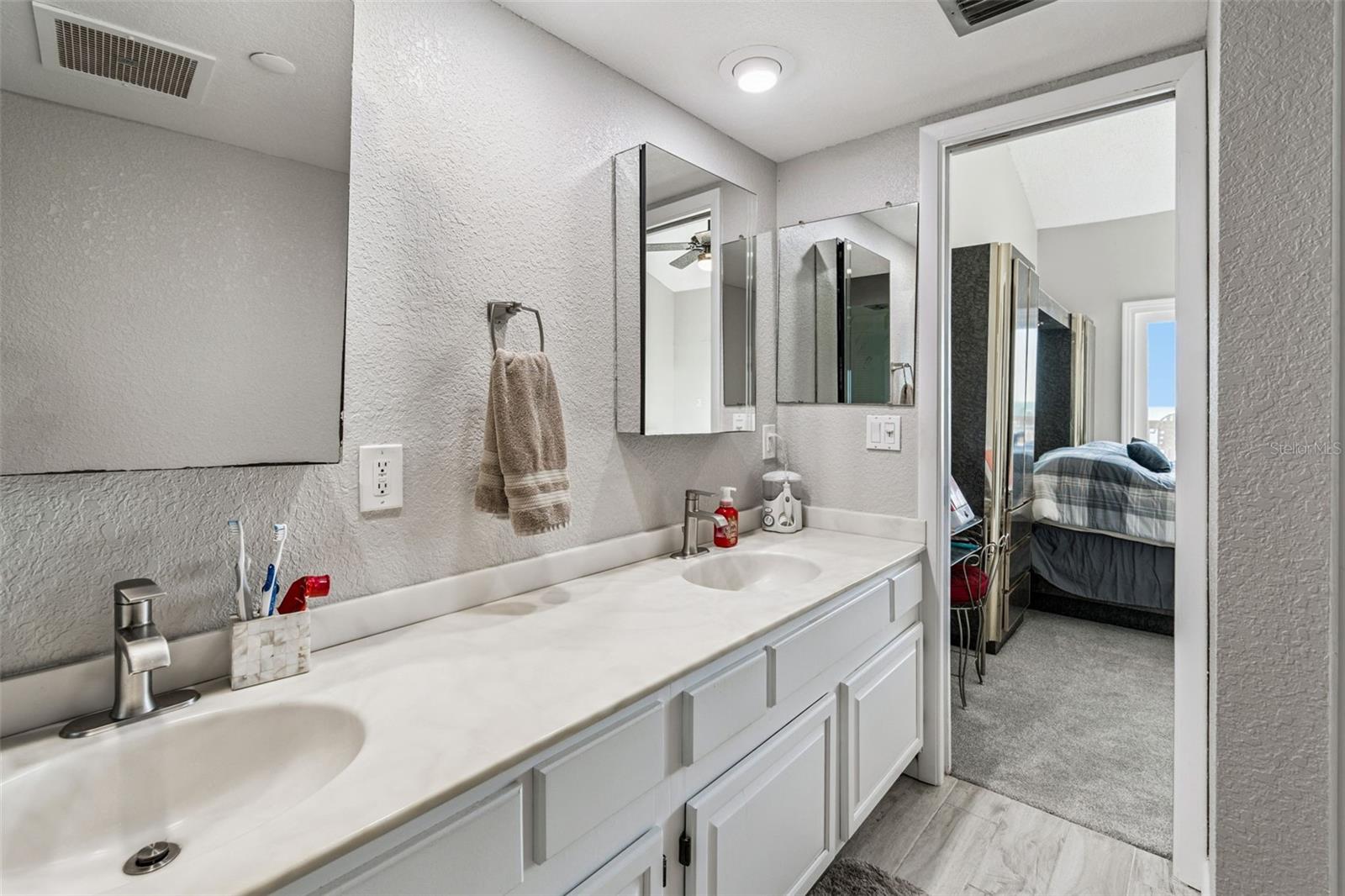 Image 58 of 87 For 19010 Gulf Boulevard 203