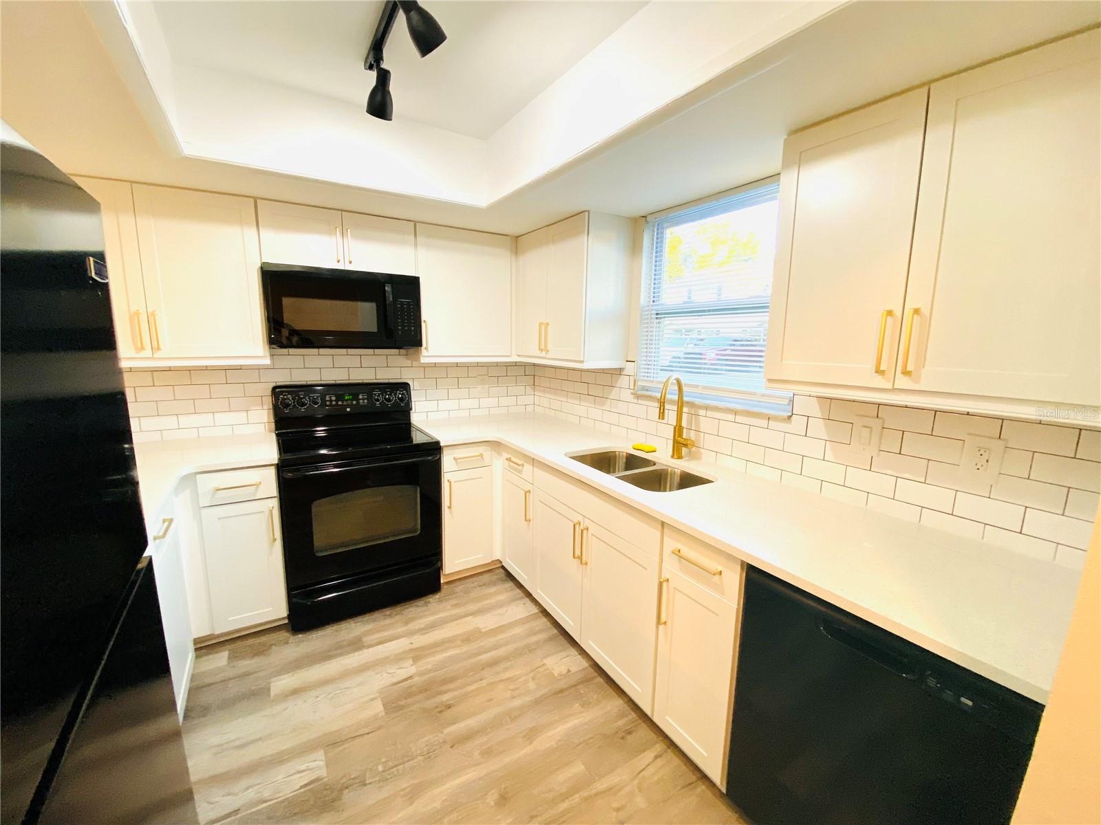 Image 5 of 25 For 148 Douglas Road W C