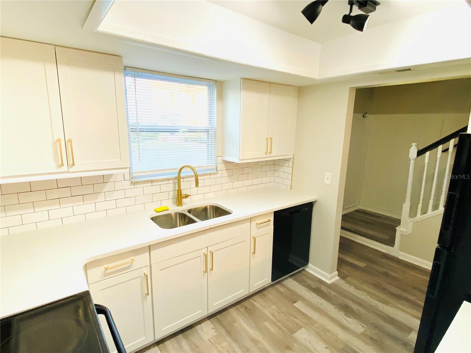 Image 7 of 25 For 148 Douglas Road W C