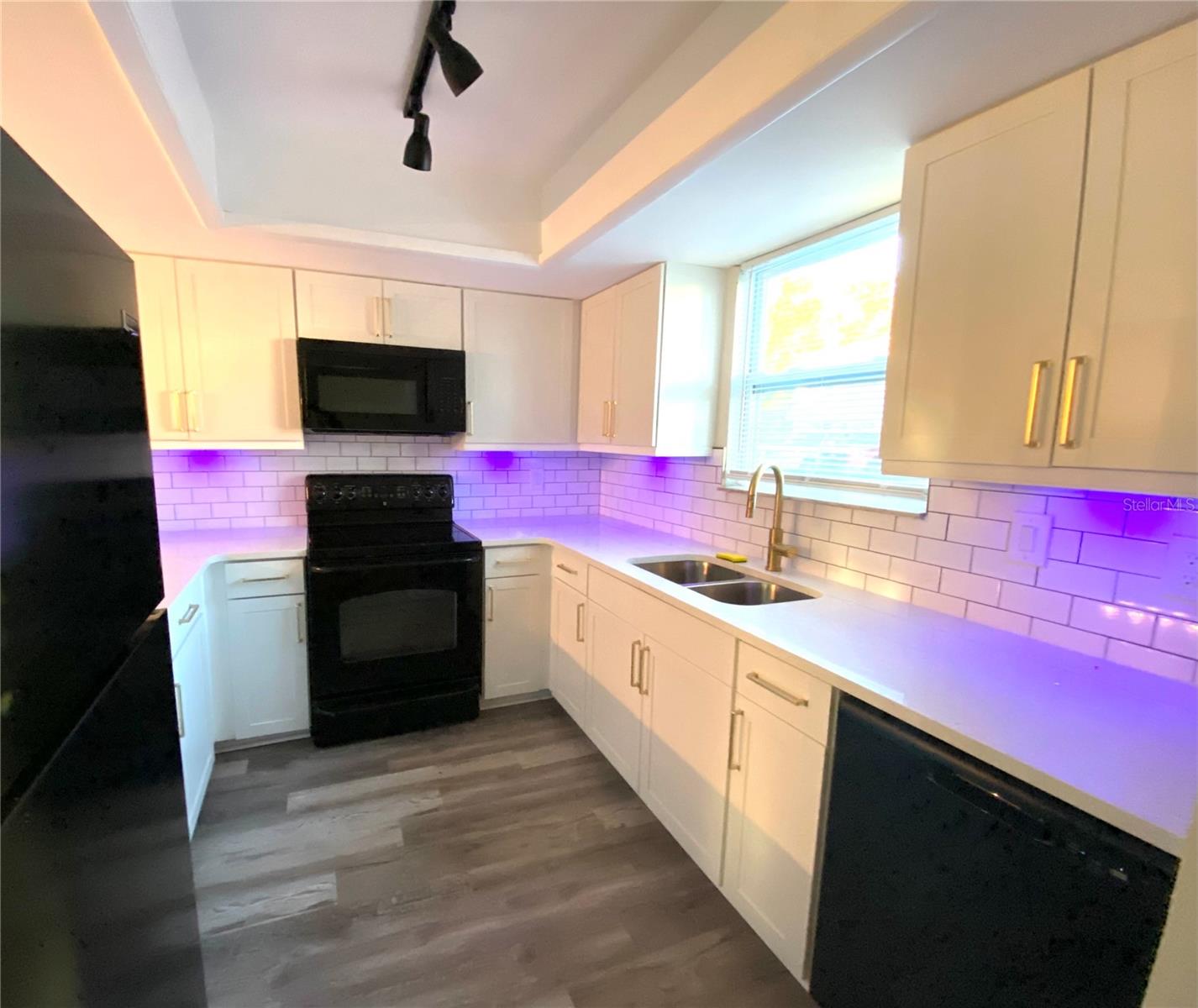 Image 8 of 25 For 148 Douglas Road W C