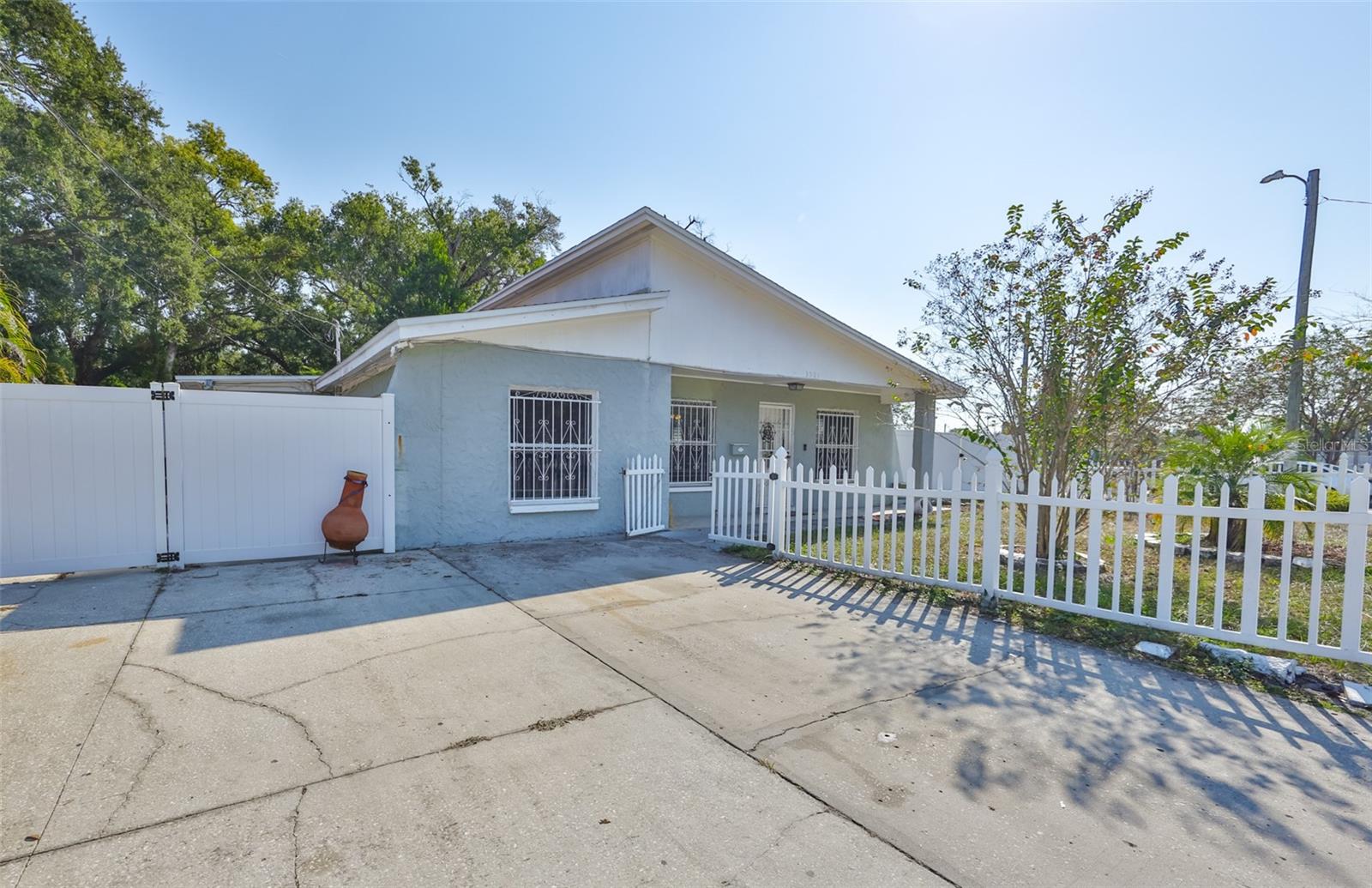 Listing photo id 2 for 3901 Clearfield Avenue
