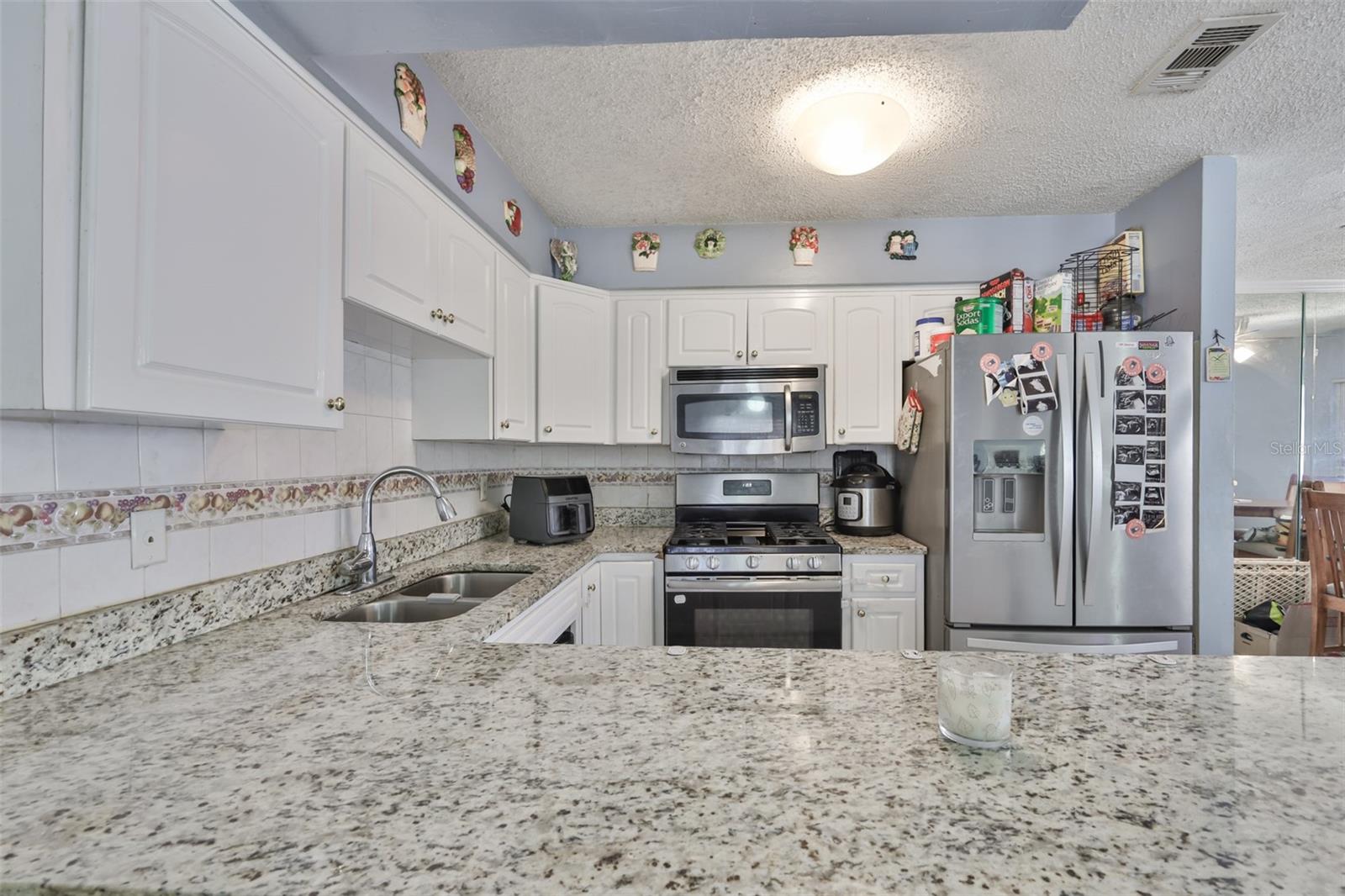 Listing photo id 4 for 3901 Clearfield Avenue