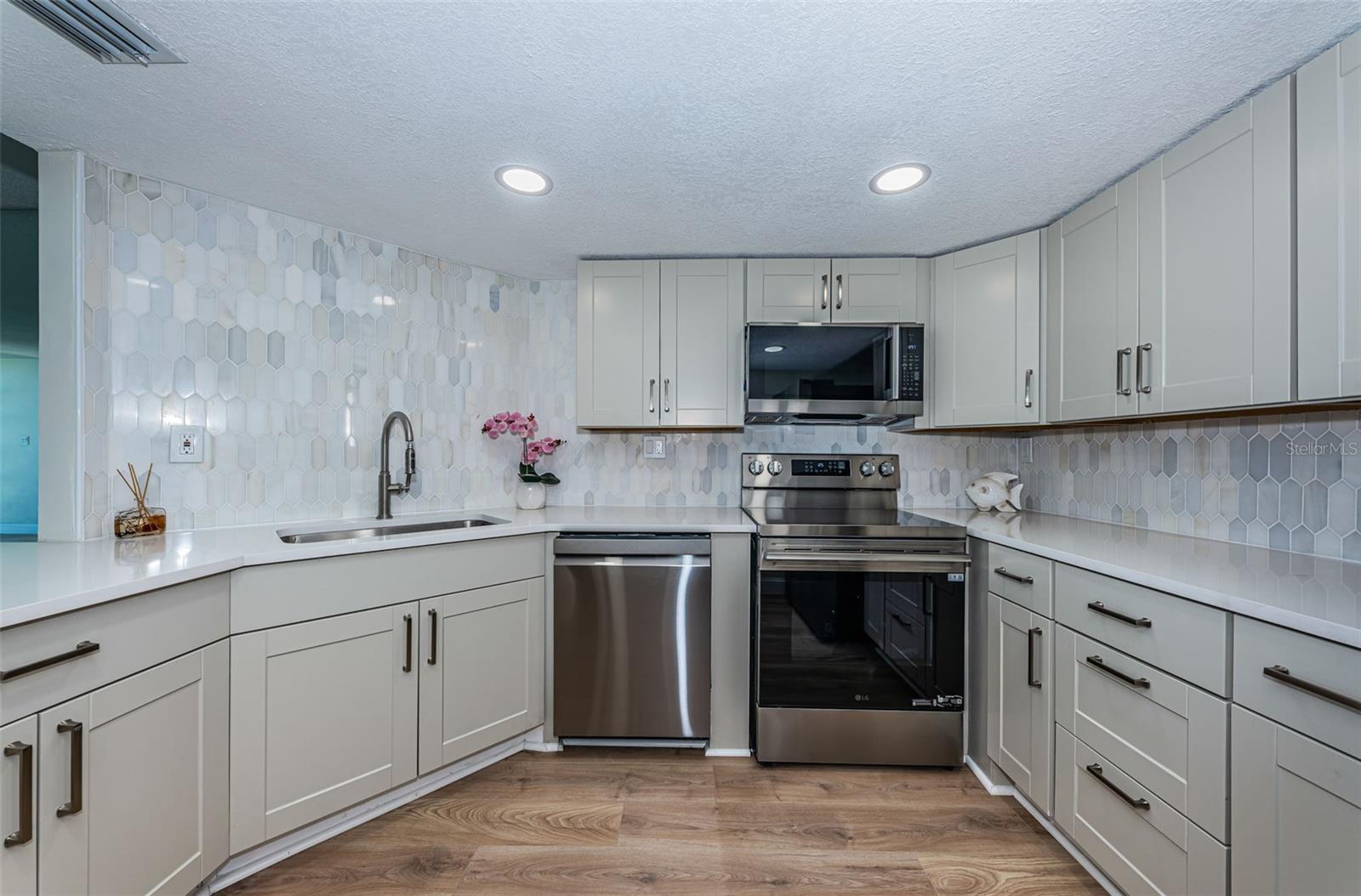 Image 18 of 66 For 7400 Sun Island Drive S 806