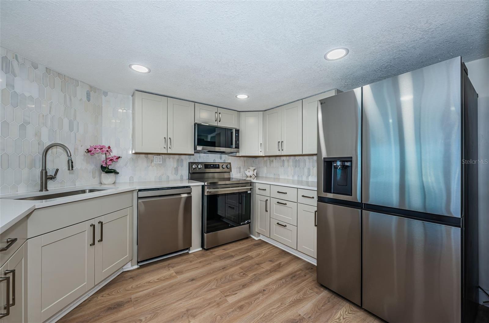 Image 19 of 66 For 7400 Sun Island Drive S 806