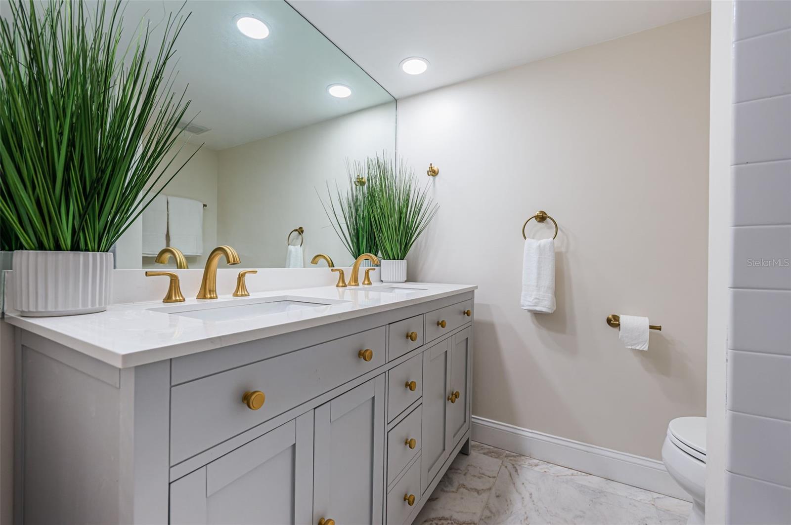 Image 27 of 66 For 7400 Sun Island Drive S 806