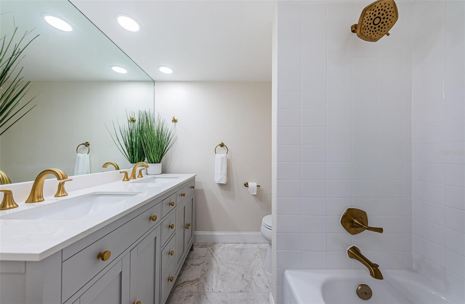 Image 28 of 66 For 7400 Sun Island Drive S 806