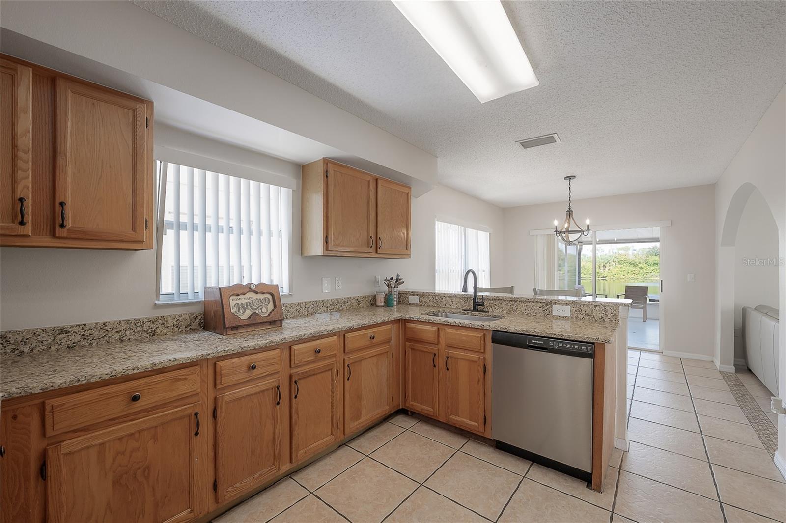 Image 14 of 49 For 758 Burlwood Street