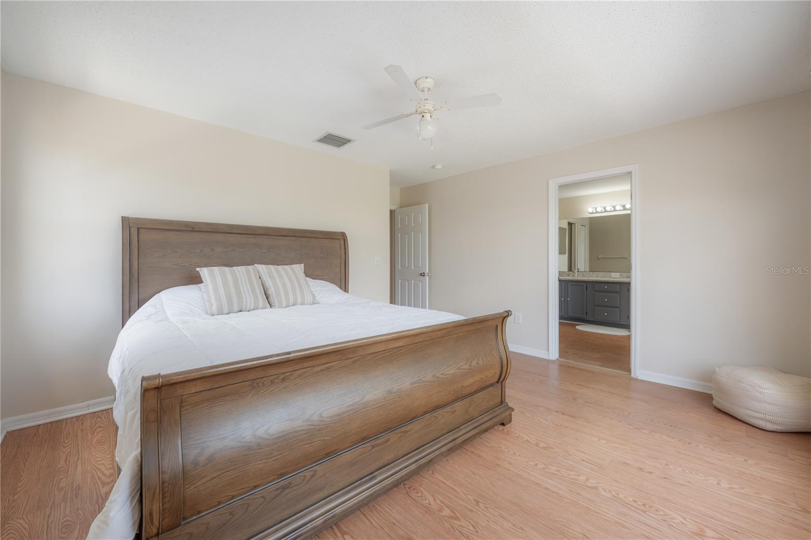 Image 23 of 49 For 758 Burlwood Street